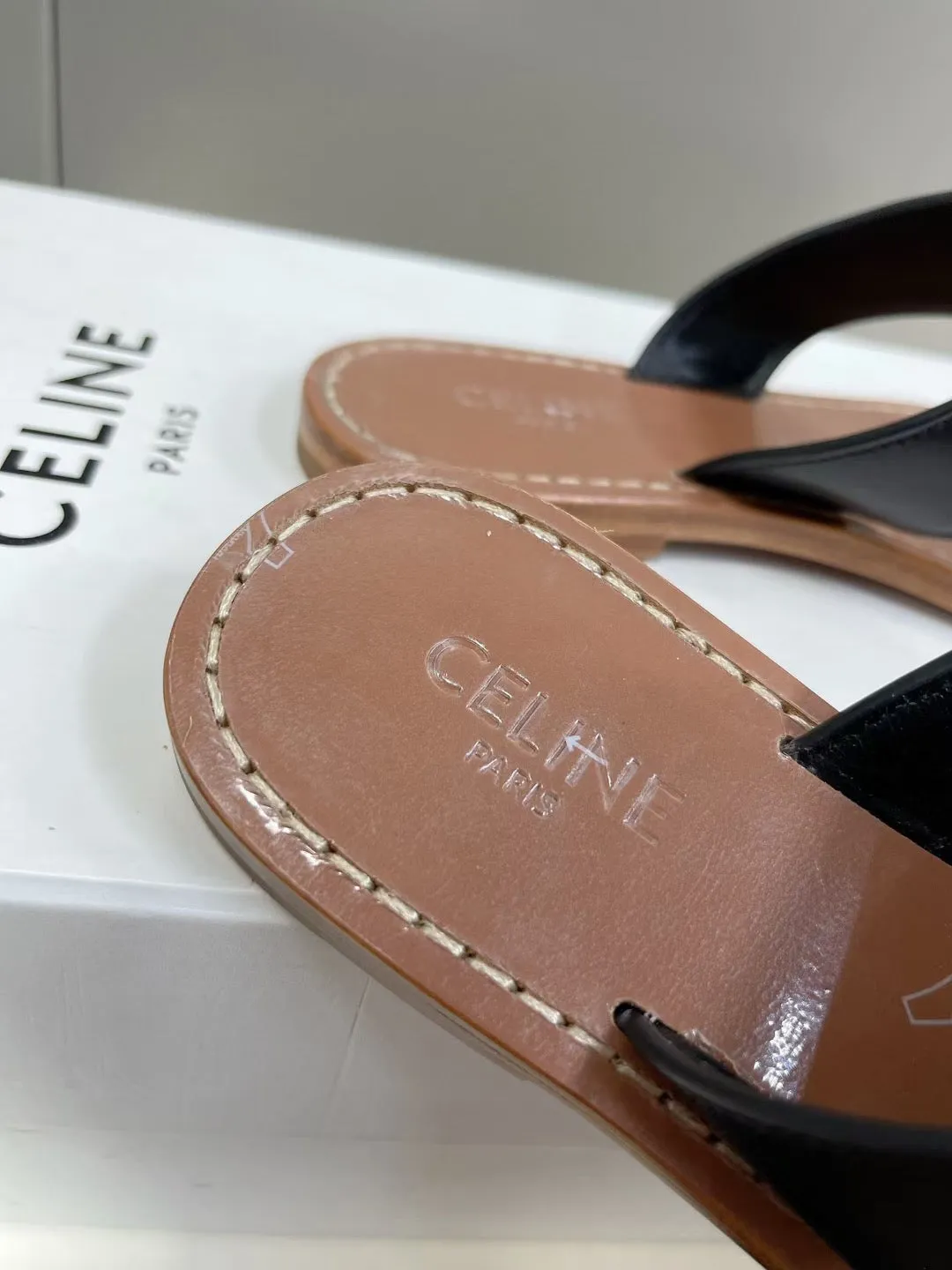 SE988 CELINE TRIOMPHE FLAT THONG in CALFSKIN