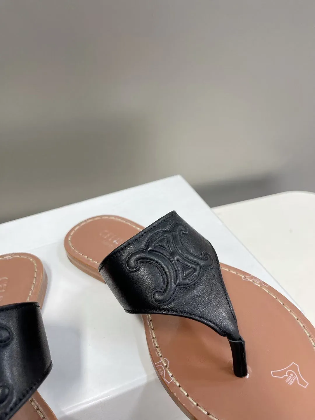 SE988 CELINE TRIOMPHE FLAT THONG in CALFSKIN